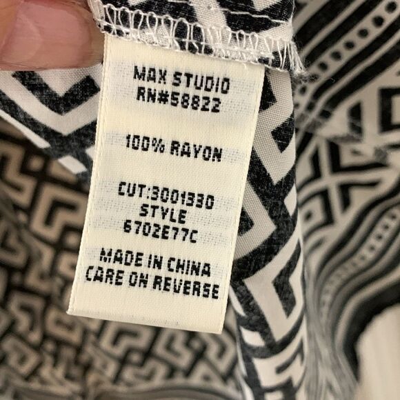 Max Studio Size Medium sleeveless blouse black & white like new with tassel tie - Picture 5 of 6